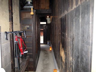和醸良麺　すがり　京都　四条烏丸　ラーメン　入口から店舗までの路地